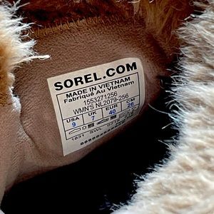 These boots are brand new. To small for me. Never hiked in.